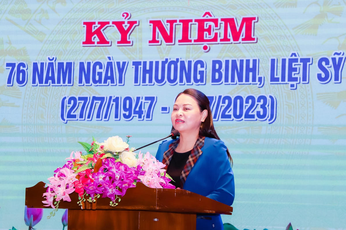 Phó Chủ tịch- Tổng Thư ký UBTƯMTTQ Việt Nam Nguyễn Thị Thu Hà phát biểu tri ân các thương binh, vợ liệt sĩ đang được chăm sóc tại Trung tâm.