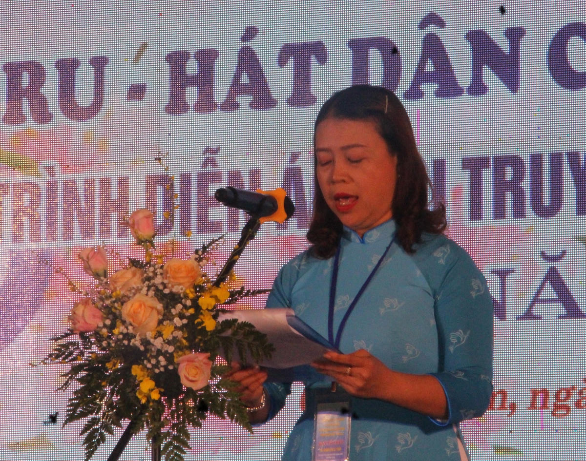 Bà Đặng Thị Lệ Thủy phát biểu tại Liên hoan hát ru, hát dân ca lần thứ III.