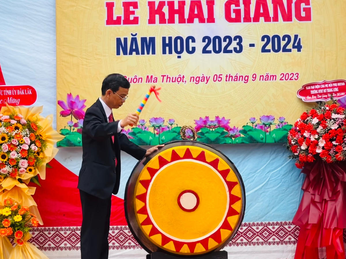 Ông Bùi Xuân Lễ, Hiệu trưởng Trường THPT Dân tộc nội trú N'Trang Lơng đánh trống khai giảng năm học mới.