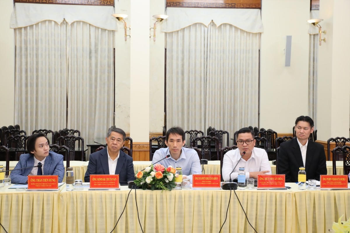 Ông Panawit Sidejchayabhon, Tổng Giám đốc Gult Việt Nam (giữa) nêu đề xuất đầu tư tại buổi làm việc.