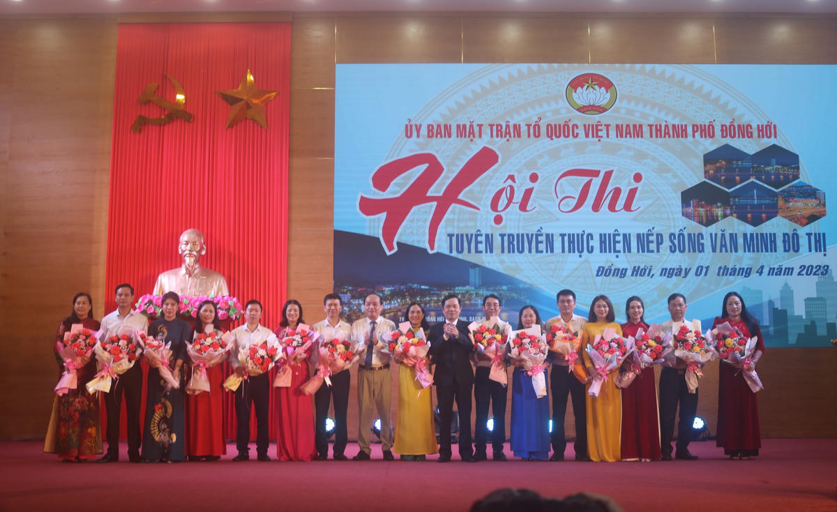 Ban tổ chức tặng hoa các đội tham gia hội thi.