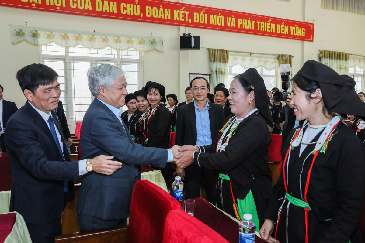 Chủ tịch Đỗ Văn Chiến trò chuyện với bà con nhân dân xã Yên Dương, huyện Tam Đảo, tỉnh Vĩnh Phúc.