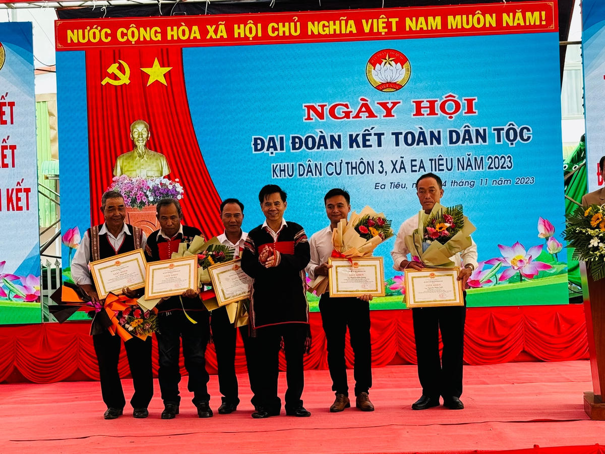 Nhiều tập thể cá nhân đã được các cấp tặng Bằng khen vì đã có thành tích xuất sắc trong Ccuộc vận động “Toàn dân Đoàn kết xây dựng nông thôn mới".
