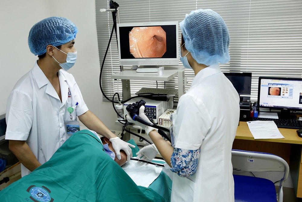 Thăm khám cho bệnh nhân ung thư tại Bệnh viện K.