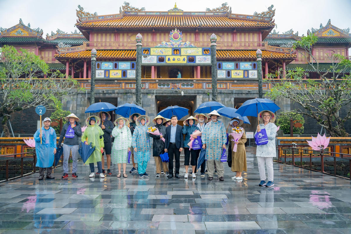 Đoàn khách đến tham quan Đại nội Huế.