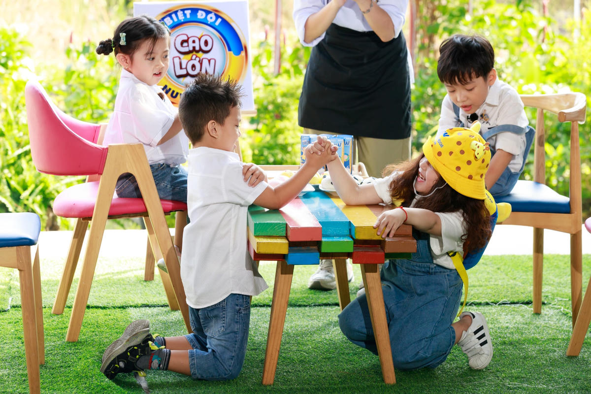 ... cho đến những pha đấu sức khỏe "cười ra nước mắt".