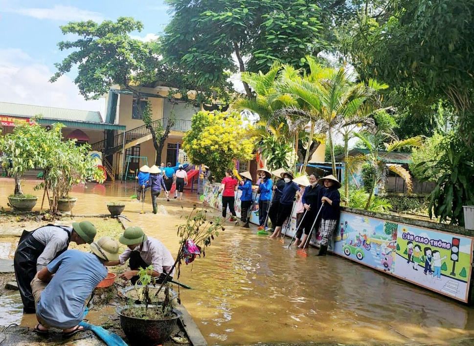 Được sự giúp đỡ của nhiều giáo viên, phụ huynh nên việc khắc phục hậu quả sau lũ lụt nhanh chóng được hoàn thiện. 