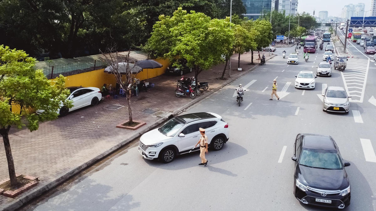  Thay vì chỉ tuyên truyền nhắc nhở như trước, lực lượng chức năng đã bắt đầu xử phạt tất cả các trường hợp vi phạm.