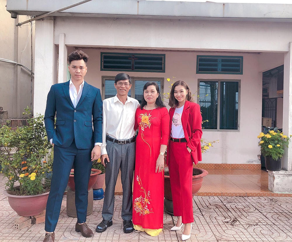 Nguyên Thảo cùng gia đình của cô.