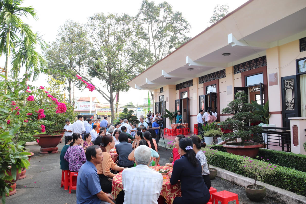 Bà con khu dân cư tham dự ngày hôi