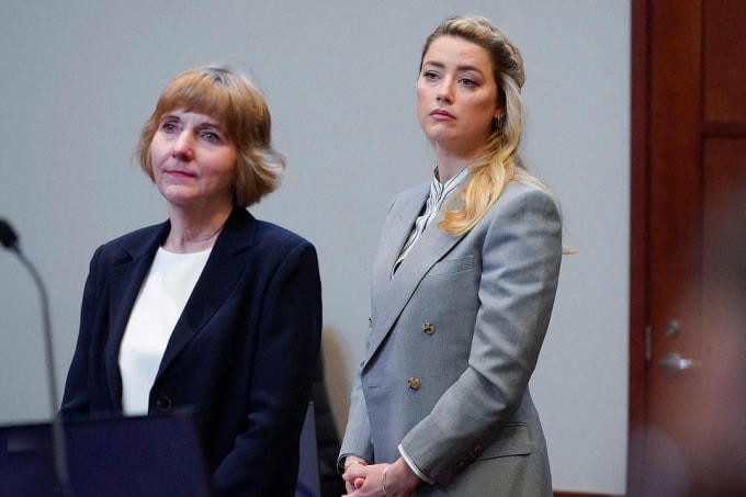 Amber Heard bên luật sư của cô. Ảnh: AFP.