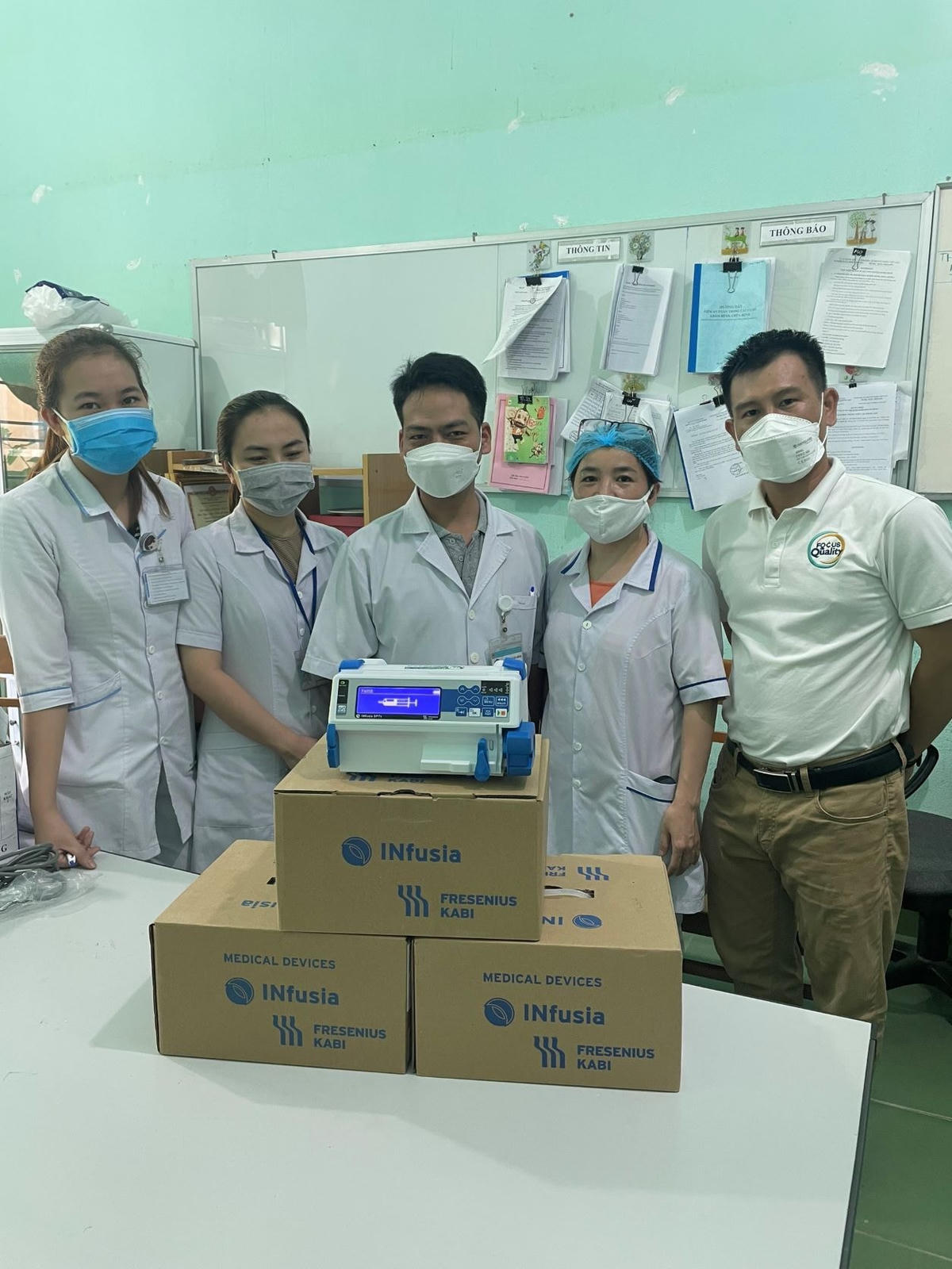 Các y, bác sĩ TTYT huyện Phước Sơn tiếp nhận thiết bị.
