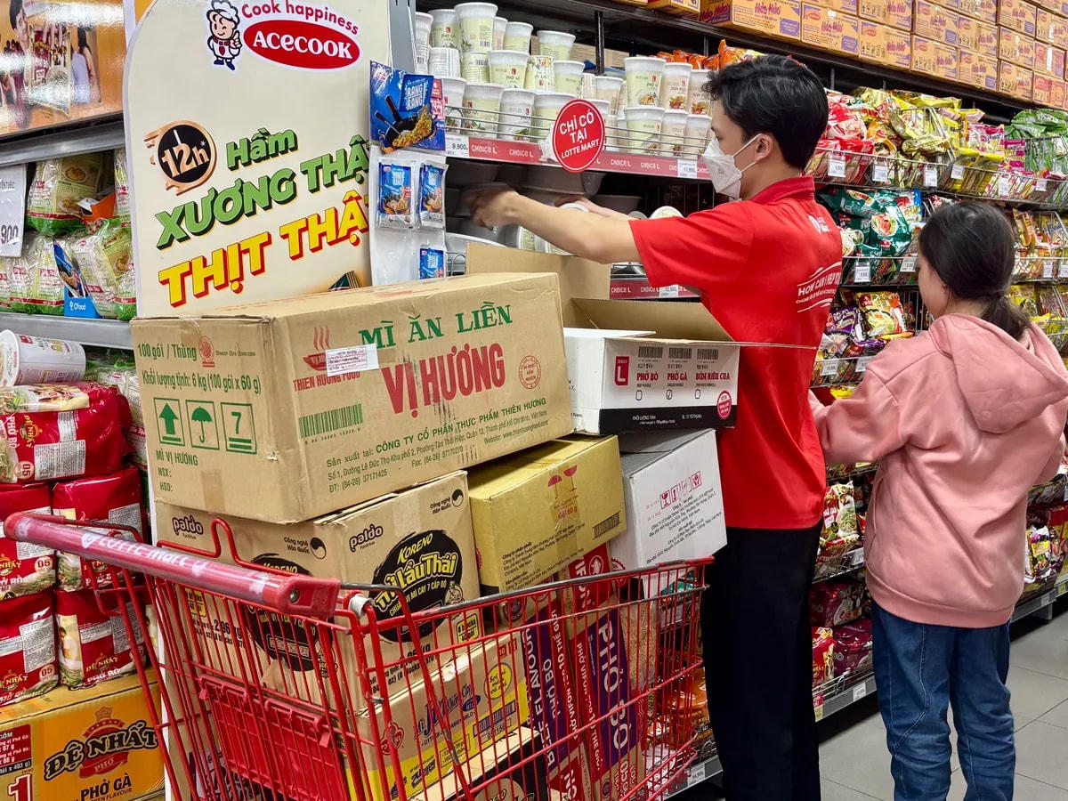 Trên kệ trưng bày nhiều sản phẩm hết hàng, nhân viên siêu thị phải liên tục bổ sung, giúp hoạt động mua hàng không bị gián đoạn.