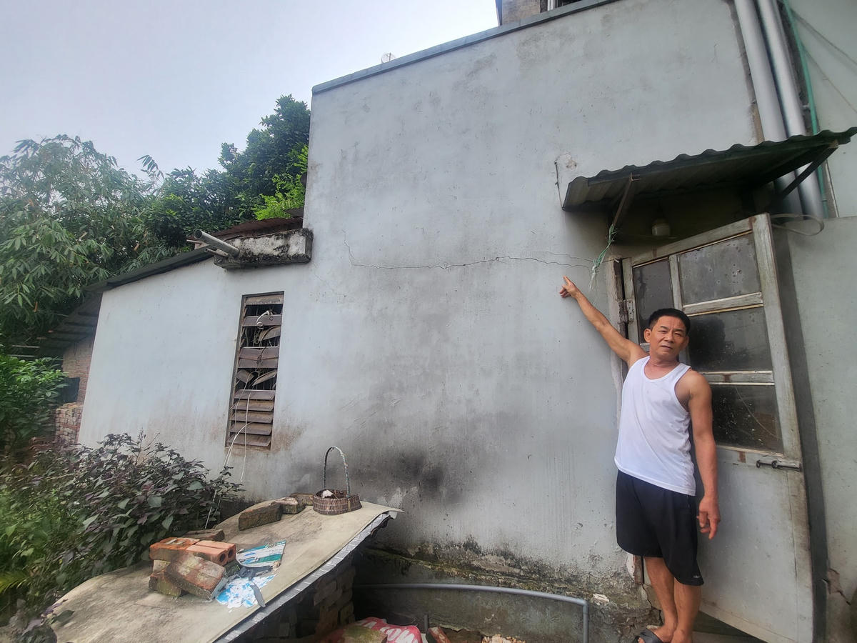 Ngôi nhà của gia đình ông Phạm Quang Đào bị lún nứt Ảnh: Quang Lộc.