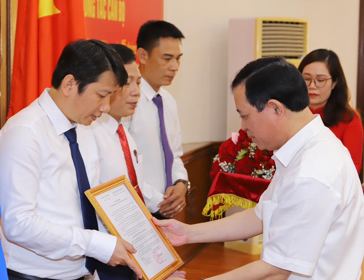 Phó Bí thư Thường trực Tỉnh uỷ Thanh Hoá trao QĐ bổ nhiệm Tổng Biên tập Báo Thanh Hoá đối với ông Nguyễn Việt Ba.
