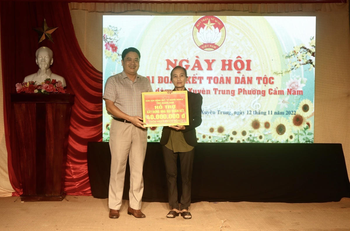 Lãnh đạo UBND tỉnh Quảng Nam trao biển hỗ trợ nhà Đại đoàn kết cho người nghèo. 