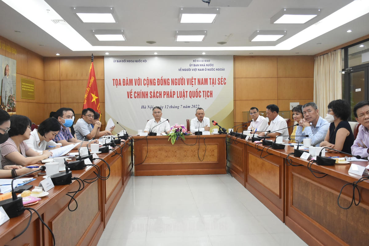 Các đại biểu tại buổi tọa đàm chiều 12/7.