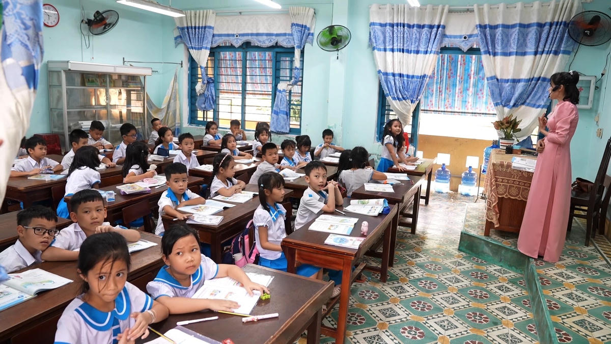 Giáo viên Trường Tiểu học Trần Quốc Toản, TP Tam Kỳ, hướng dẫn phòng chống đau mắt đỏ.
