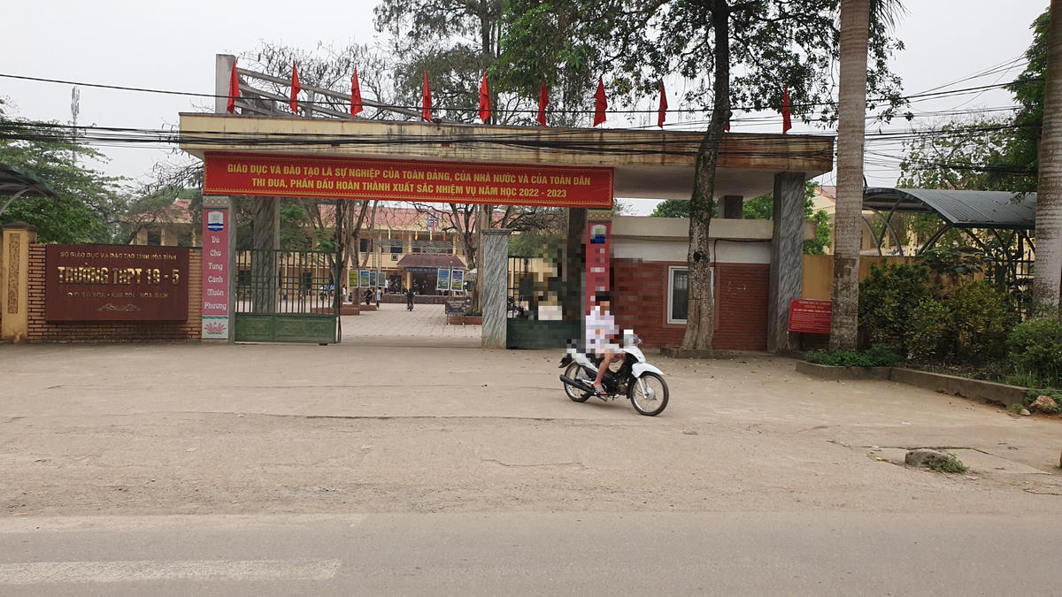 Trường THPT 19 - 5 cũng xảy ra tình trạng học sinh không đội mũ bảo hiểm.
