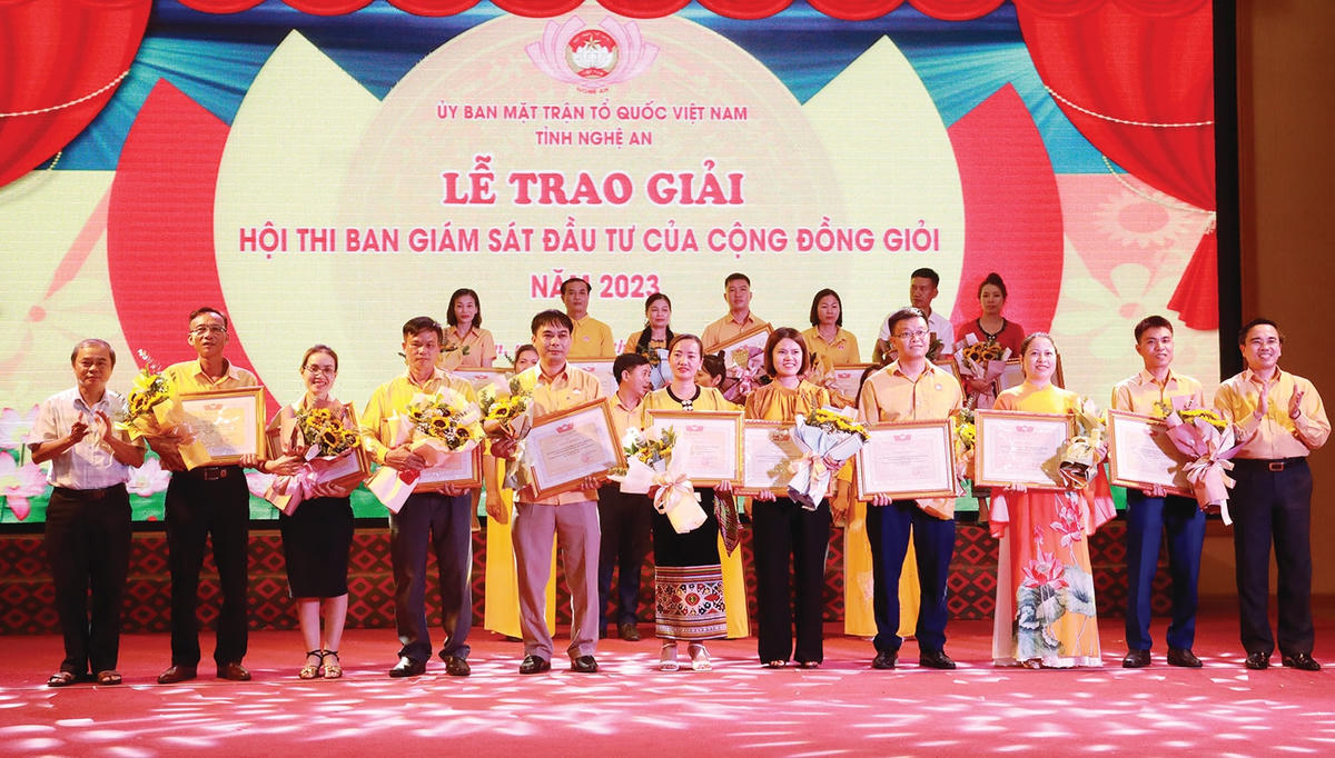 Trao giải Ba cho các đội thi. Điền Bắc