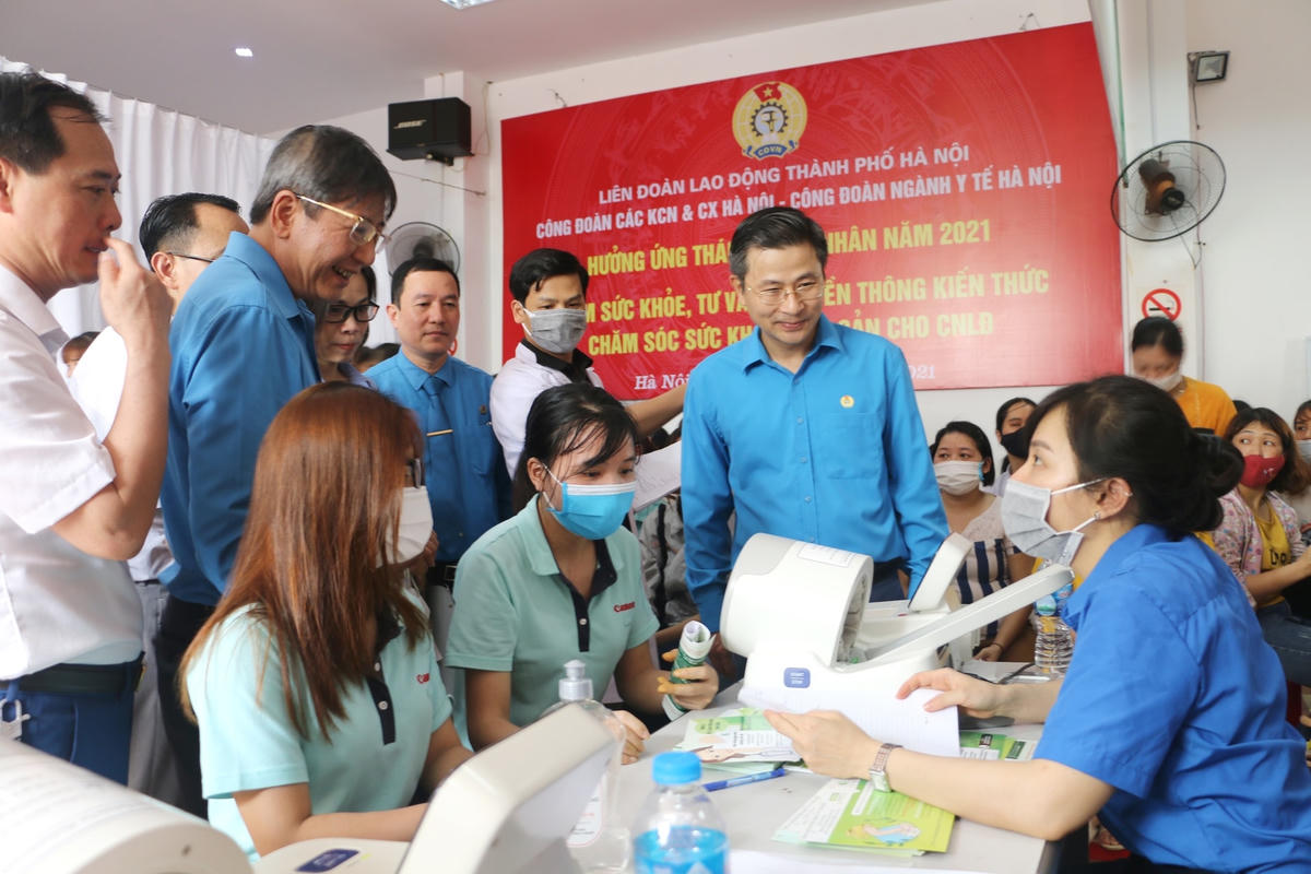 Tư vấn sức khỏe miễn phí cho công nhân lao động tại khu nhà ở Công nhân lao động (xã Kim Chung, huyện Đông Anh, Hà Nội. Ảnh: Mai Quý.