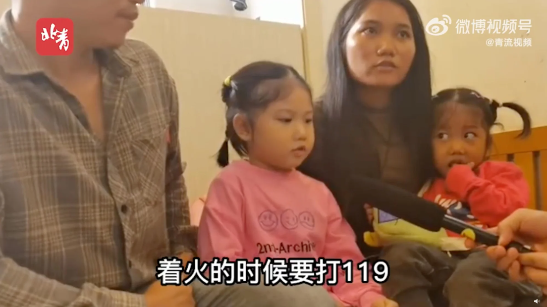 Bé gái và em trả lời phỏng vấn cùng cha mẹ sau vụ hỏa hoạn (Ảnh: SCMP).