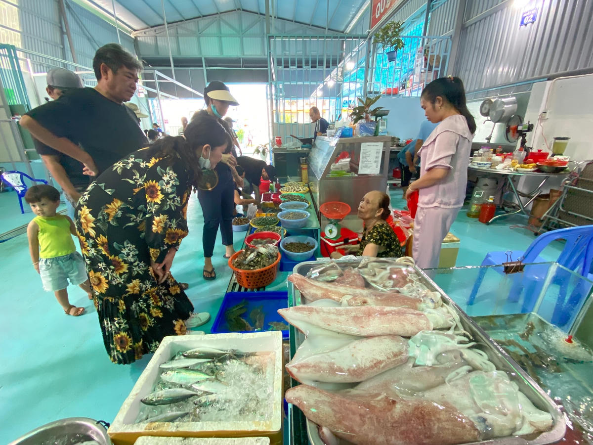 Chợ hải sản Vũng Tàu thu hút đông đảo người dân địa phương và du khách.