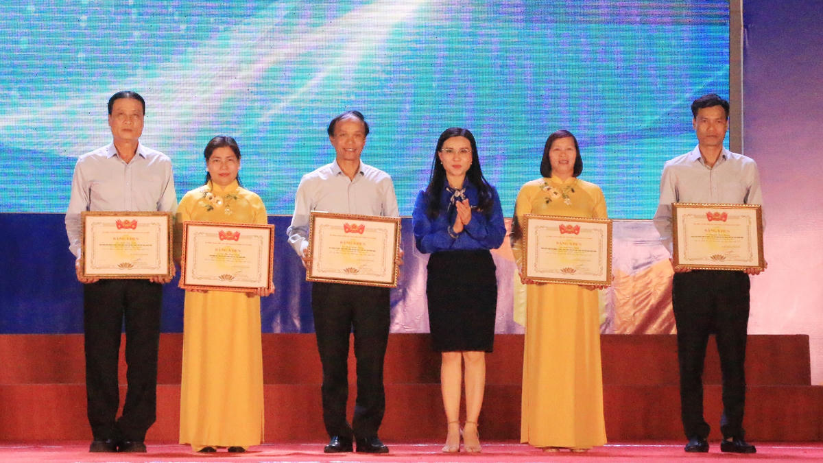 Nhiều tập thể, cá nhân đã và đang công tác tại Cung văn hóa Thanh thiếu nhi Quảng Ninh nhận được bằng khen.