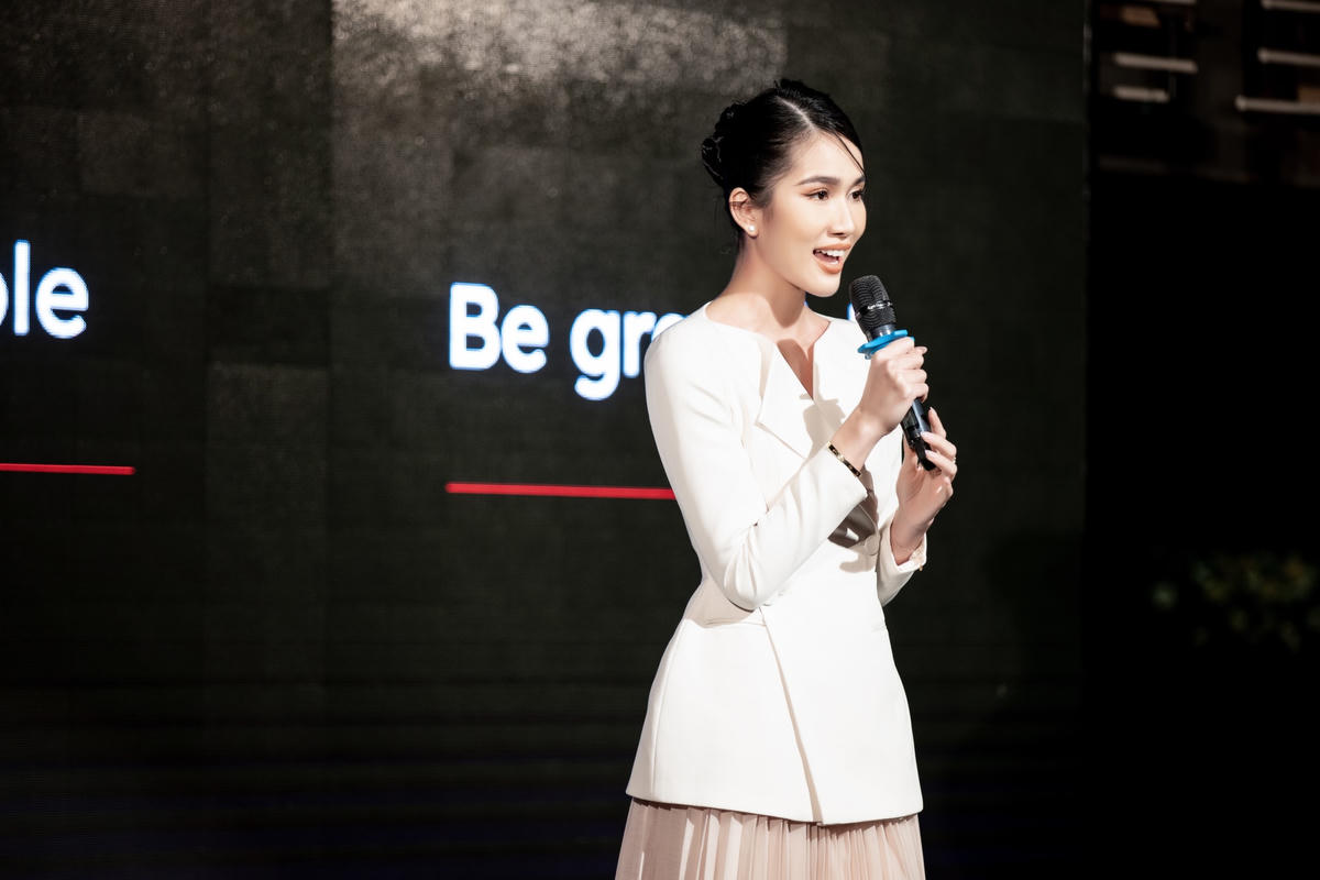 Phương Anh đã có cơ hội chia sẻ bằng tiếng Anh về những trải nghiệm vô cùng quý giá để phần nào truyền động lực, cảm hứng đến những bạn trẻ.