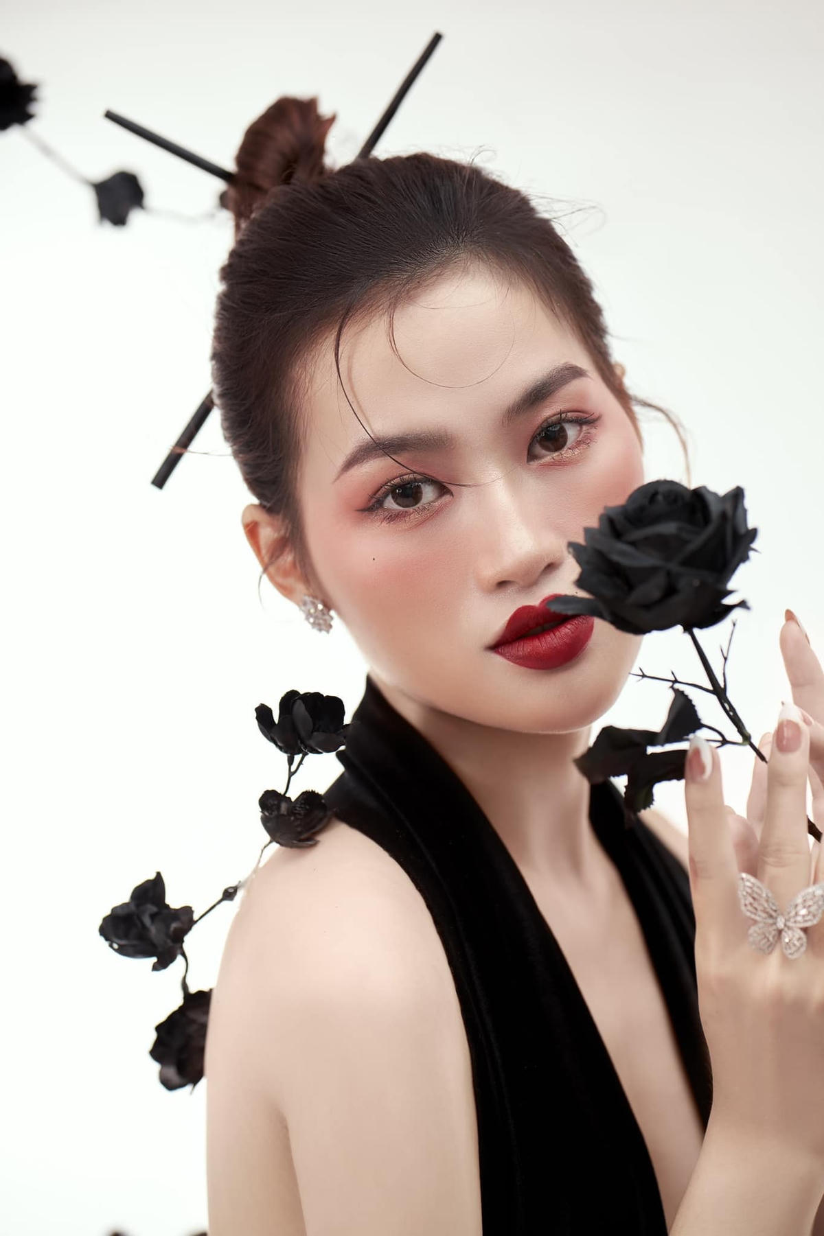 Trần Nguyên Minh Thư là một sinh viên trẻ tuổi của Đại học Kinh tế Đà Nẵng