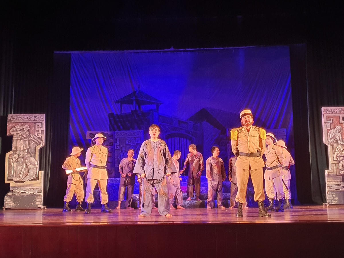 Một cảnh trong vở Chèo "Trọn đời vì nước non" công diễn tại Nam Định tối 7/10.