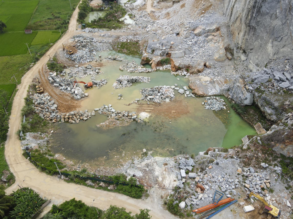 Cách khu vực mỏ đá Hương Xuân khoảng 50m là 2 'ao nước' được tạo thành từ việc khai thác đá của HTX Khai thác chế biến đá Vĩnh Minh và việc tích tụ mưa tự nhiên.