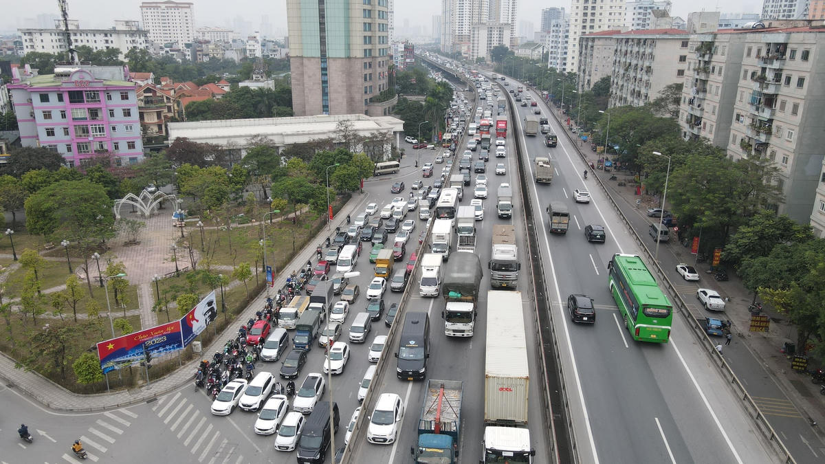 Kỳ nghỉ Tết Dương lịch 2023 kéo dài 3 ngày (từ 31/12/2022 đến hết ngày 2/1/2023), trong ngày đầu của kỳ nghỉ lễ, người dân đổ về quê nhiều khiến các tuyến đường tại TP Hà Nội ùn tắc kéo dài.