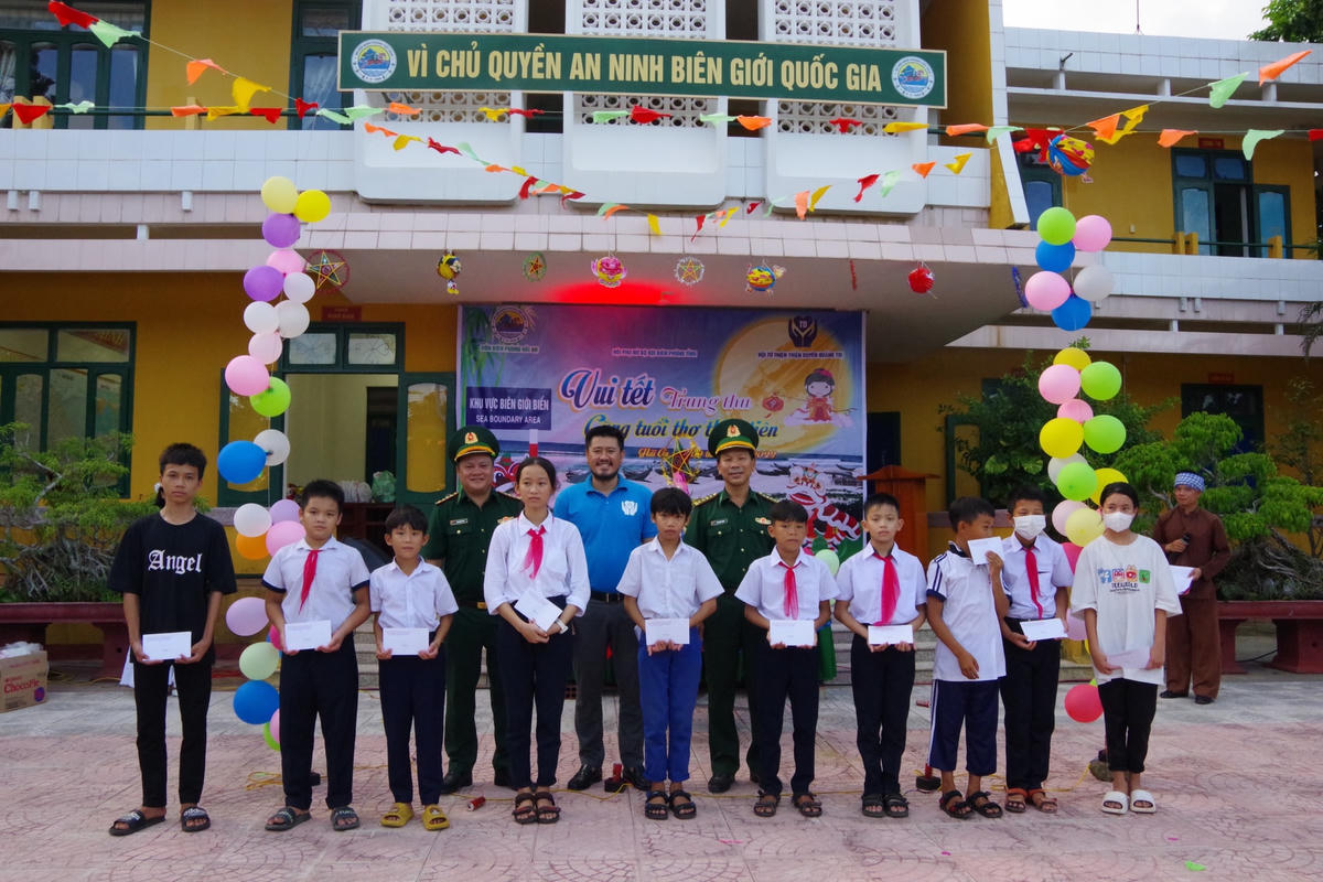 Vui Tết Trung thu cùng trẻ em vùng biển Quảng Trị