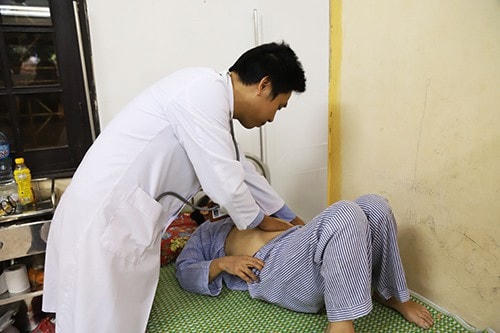 Điều trị bệnh nhân nhiễm ký sinh trùng tại Viện Sốt rét – Ký sinh trùng – Côn trùng Trung ương Ảnh: TL.