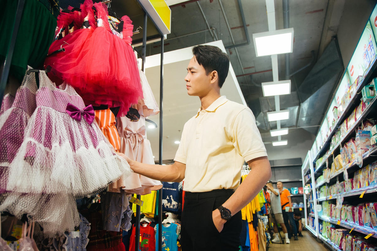 Tình cảm cha con được khắc họa rõ nét trong "Ông bố đeo tạp dề".