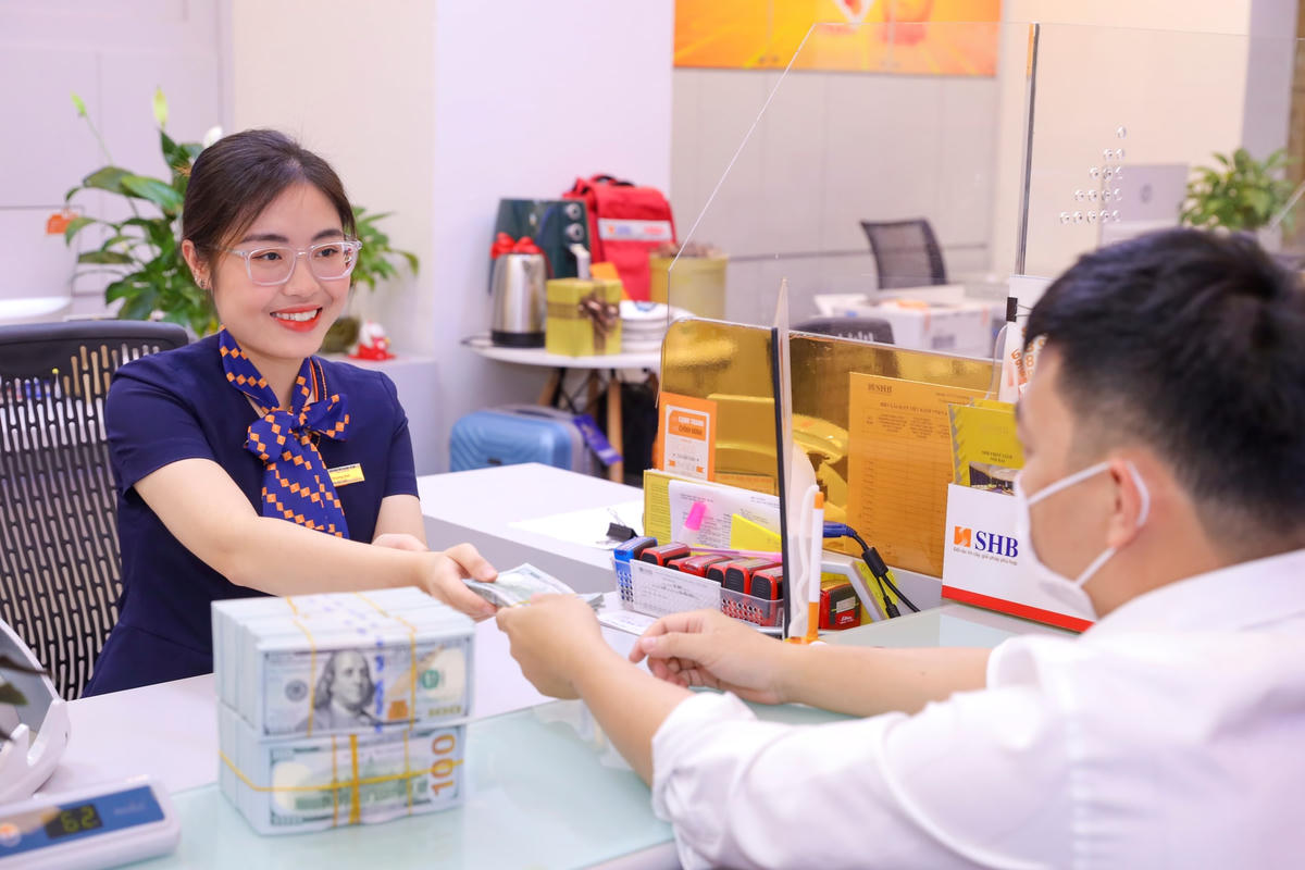 Nhiều ngân hàng, công ty kiều hối đang triển khai các chương trình khuyến mại thu hút lượng kiều hối. Ảnh: Quang Vinh.