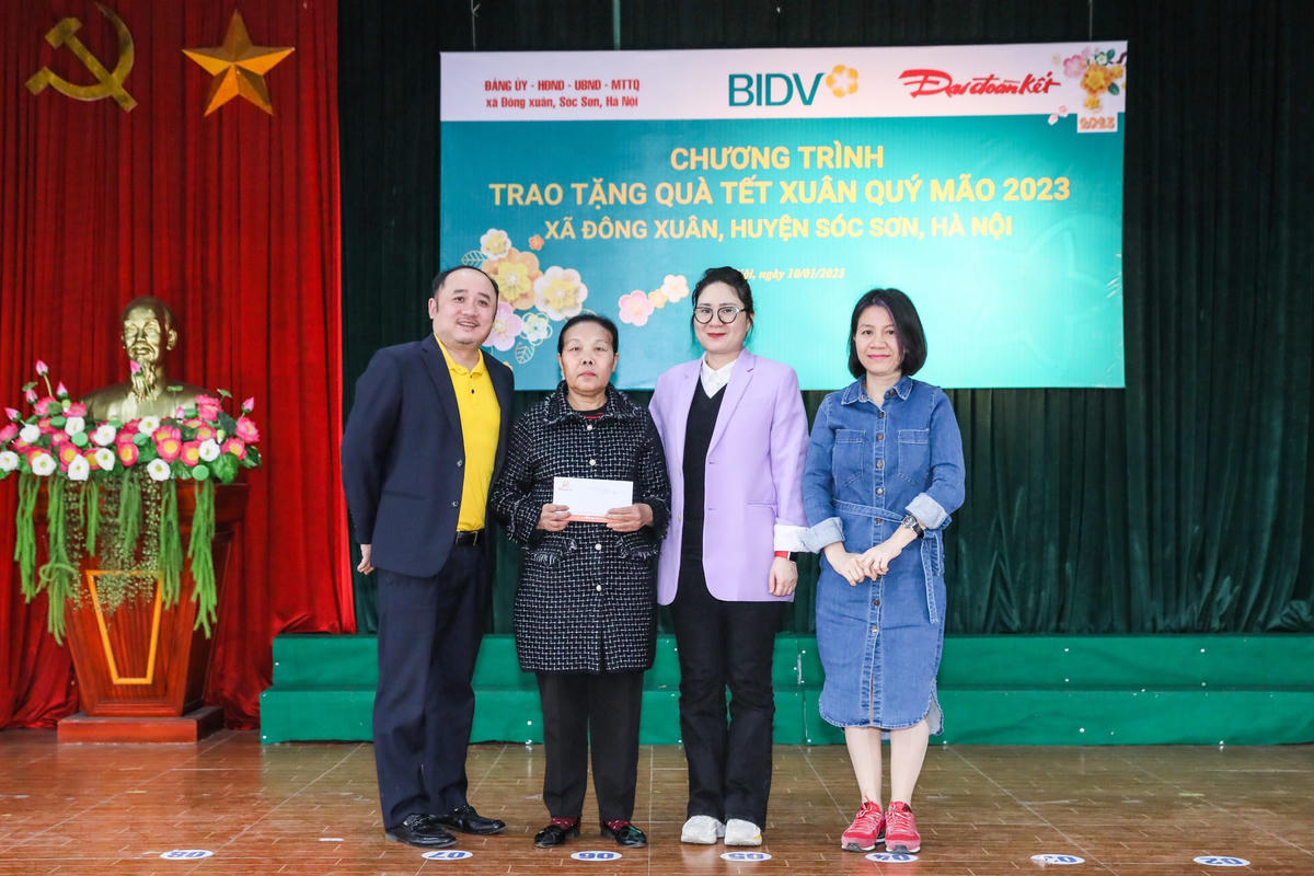 Đại diện Ngân hàng BIDV và Báo Đại Đoàn Kết trao quà cho gia đình người có công thôn Xuân Kỳ. Ảnh: Quang Vinh.