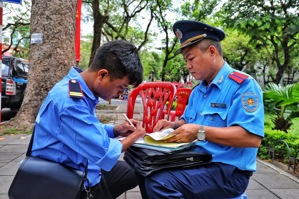  Ký biên bản xác nhận vi phạm, trật tự viên Trần Văn Thao thuộc Công ty cổ phần 901 cho biết: "Đây không phải chỉ đạo của công ty, là do lỗi của cá nhân trong lúc nhu cầu gửi xe đông đúc".