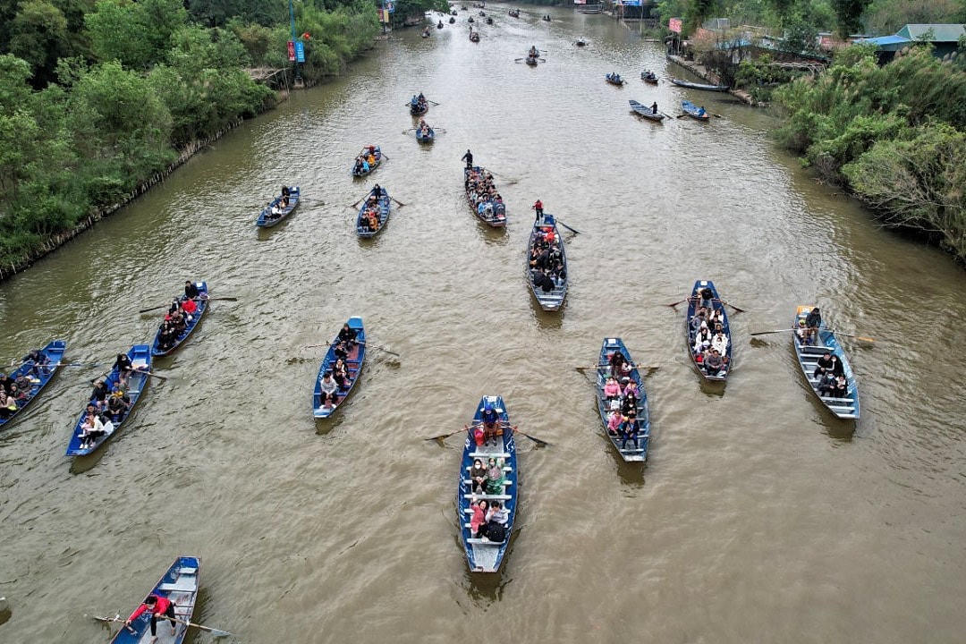 Chị Nguyễn Thị Lý, lái đò đưa khách du lịch vào chùa Hương cho biết: “Chúng tôi được tuyên truyền liên tục từ phía Ban Quản lý khu di tích cũng như lực lượng chức năng, qua đó, ý thức được nâng cao hơn để đảm bảo an toàn cho bản thân và đặc biệt là hành khách”.