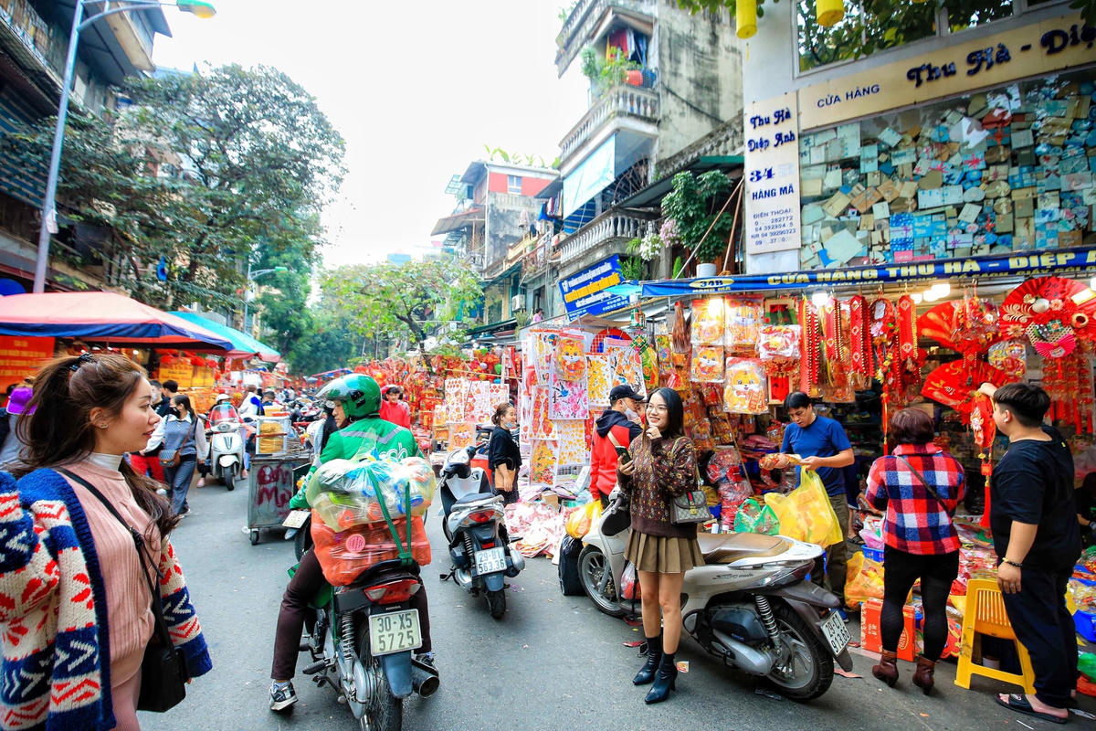 Không gian chợ hoa Tết truyền thống phố Hàng Lược có điểm đầu từ đoạn ngã giao giữa các phố Hàng Cót - Hàng Lược - Phùng Hưng kéo dài tới đoạn giao với phố Hàng Mã.