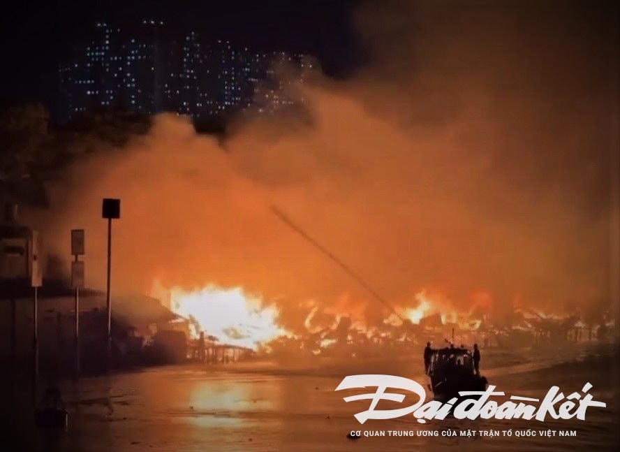 Lực lượng PCCC sử dụng ca-nô phun nước vào dãy nhà ven kênh để chữa cháy (Ảnh: CTV).