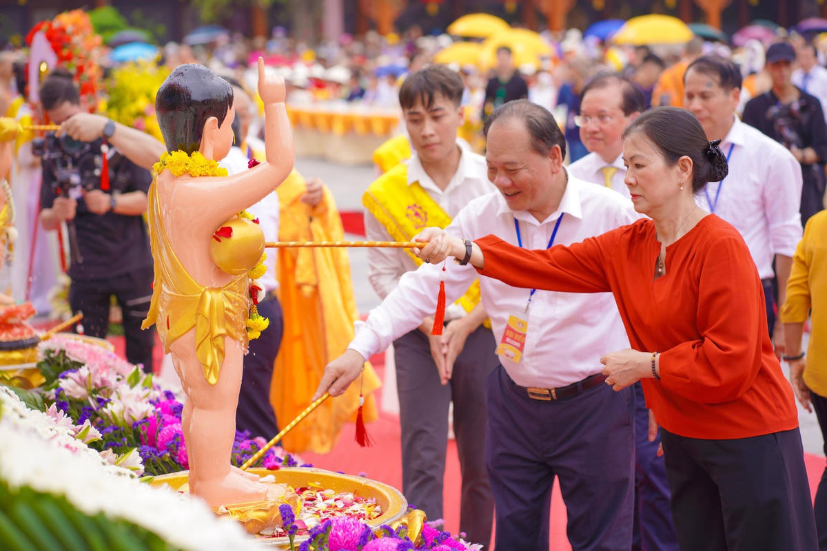 Phó Chủ tịch UBTƯ MTTQ Việt Nam Trương Thị Ngọc Ánh tham dự Đại lễ Phật đản chùa Ba Vàng 2023.