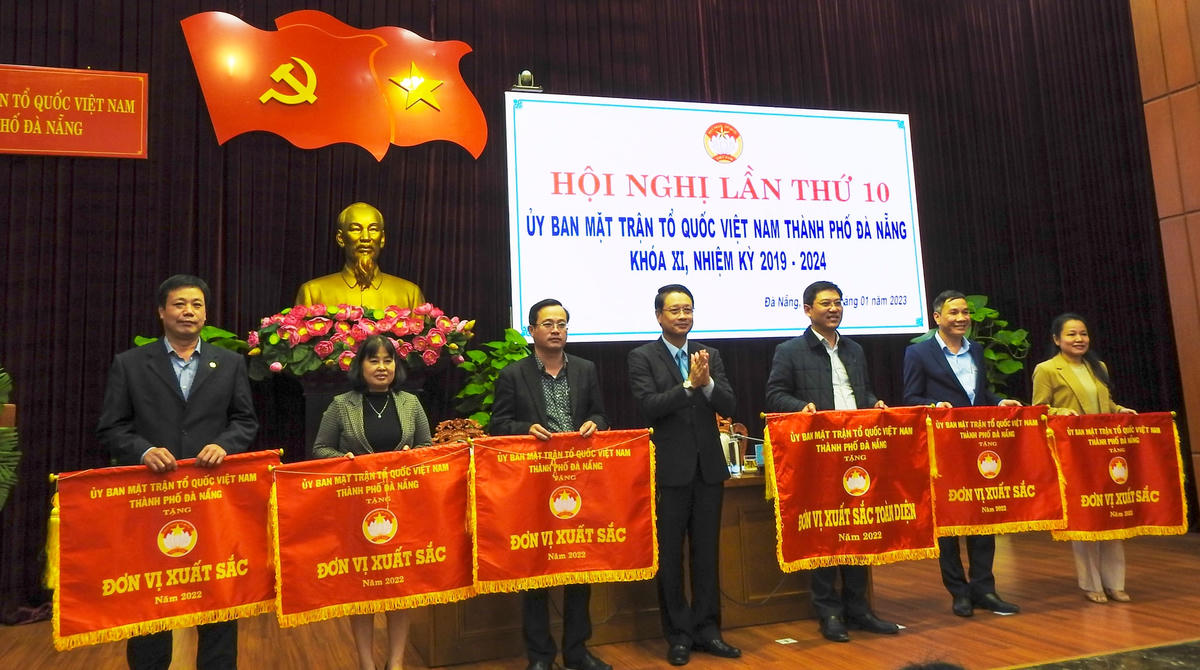 Các đơn vị có thành tích xuất sắc năm 2022, nhận cờ thi đua của Ủy ban MTTQ Việt Nam TP Đà Nẵng. Ảnh Thanh Tùng.