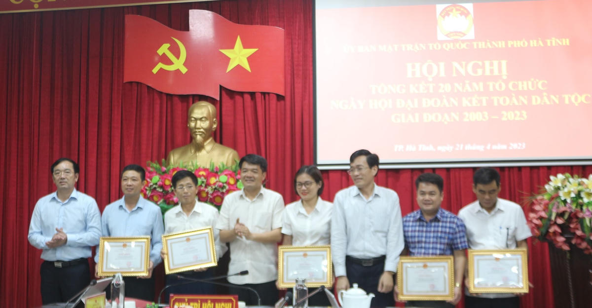 Tặng giấy khen cho các tập thể và cá nhân có thành tích trong tổ chức Ngày hội Đại đoàn kết toàn dân tộc giai đoạn 2003-2023.