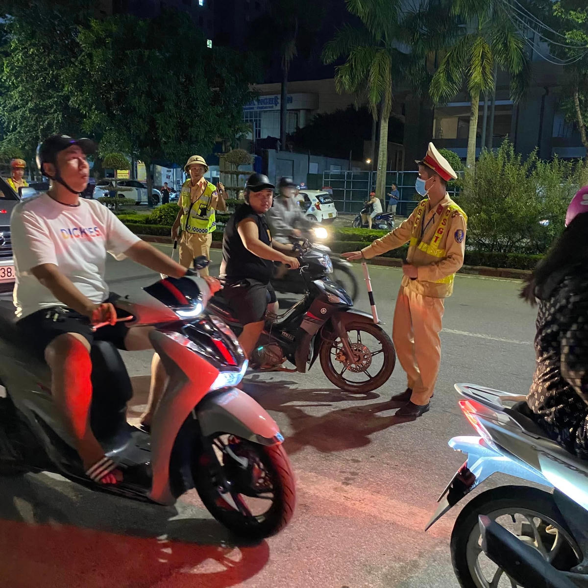 Tổ công tác đặc biệt kiểm tra tất cả các phương tiện lưu thông qua chốt. Theo ghi nhận, hầu hết người dân chấp hành quy định "Đã uống rượu là không lái xe".