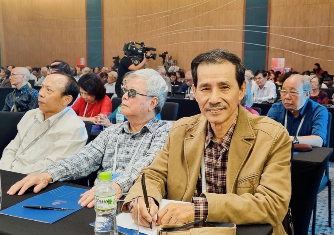 Nhà phê bình Bùi Việt Thắng tại một cuộc hội thảo.  