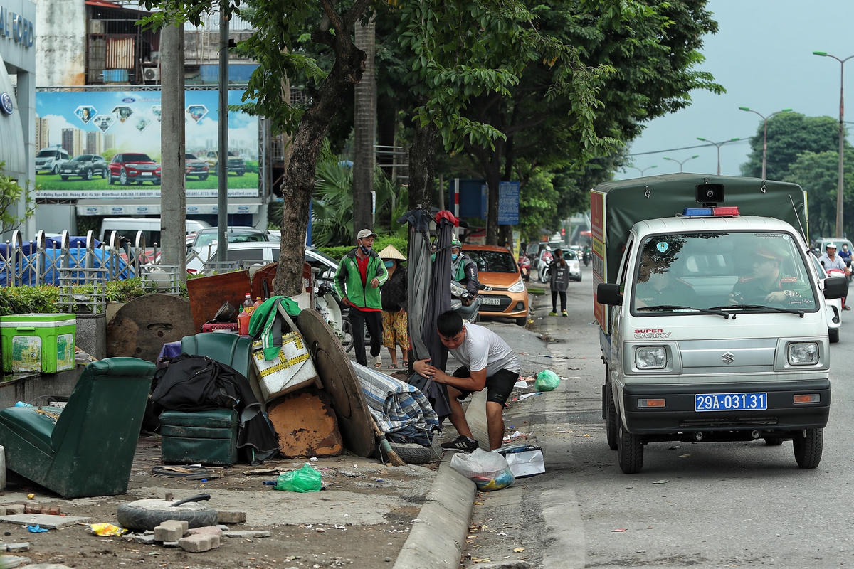 Các hàng quán lấn chiếm vỉa hè bày biện đồ đạc chật cứng.