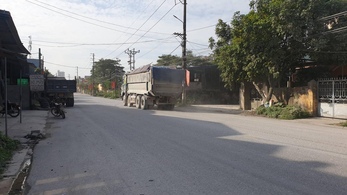 Nhiều người dân sinh sống tại thôn Hồng Sơn cho biết: Tình trạng xe quá tải hoạt động liên tục trên tuyến đường thôn Hồng Sơn gây ra bụi bặm, tiếng ồn ảnh hưởng không nhỏ đến cuộc sống của người dân.