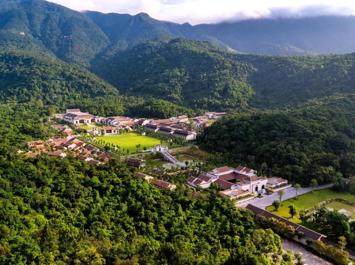 Trung tâm Văn hoá Trúc Lâm dưới chân núi Yên Tử.